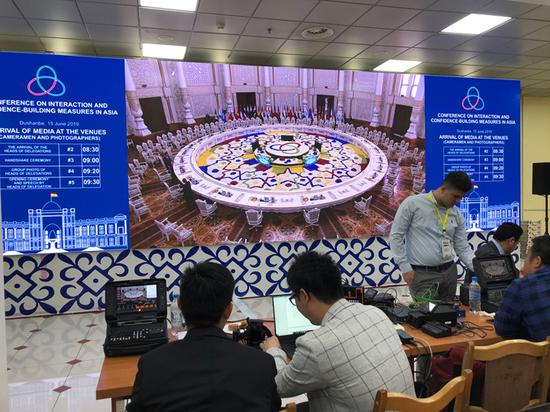 △峰会新闻中心可以看到金色大厅的实时画面。这是峰会开始前的场景。(央视记者邓睿拍摄)