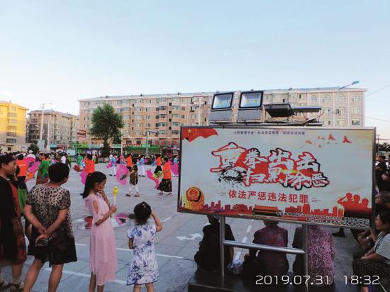 哈尔滨市呼兰区,萧红故居前广场上的扫黑除恶宣传标语。摄影/本刊记者 周群峰