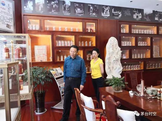 李保芳中秋暗访贵州市场 赞专卖店老板站前台卖茅台 李保芳中秋暗访贵州市场 赞专卖店老板站前台卖茅台