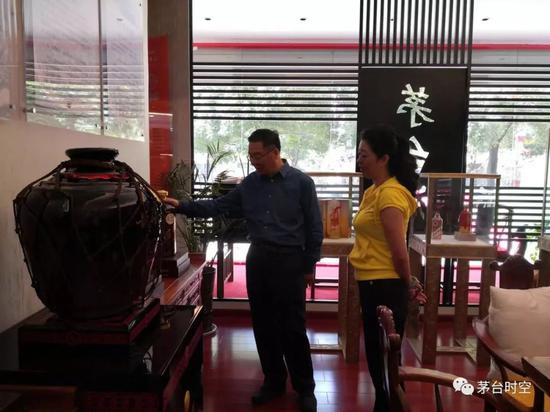 李保芳中秋暗访贵州市场 赞专卖店老板站前台卖茅台 李保芳中秋暗访贵州市场 赞专卖店老板站前台卖茅台