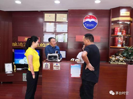 李保芳中秋暗访贵州市场 赞专卖店老板站前台卖茅台 李保芳中秋暗访贵州市场 赞专卖店老板站前台卖茅台