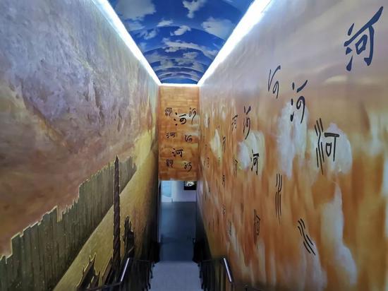 汉代以前,古书中的“河”专指黄河。在黄河博物馆的廊道两边,显示了不同时代“河”字的不同写法