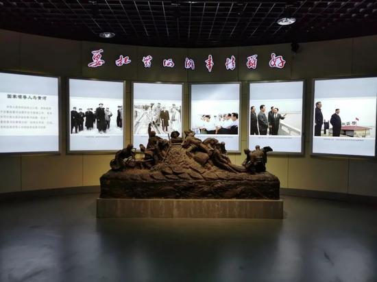 黄河博物馆“国家领导人与黄河”展区。面向未来,习近平郑重指出,推动黄河流域生态保护和高质量发展,非一日之功。要保持历史耐心和战略定力,一张蓝图绘到底,一茬接着一茬干,让黄河造福人民。