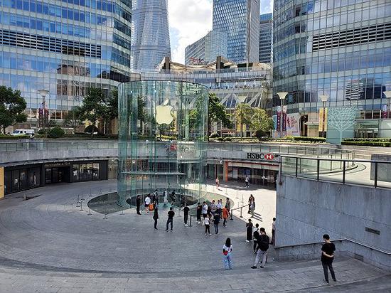 上海浦东Apple Store(记者摄)