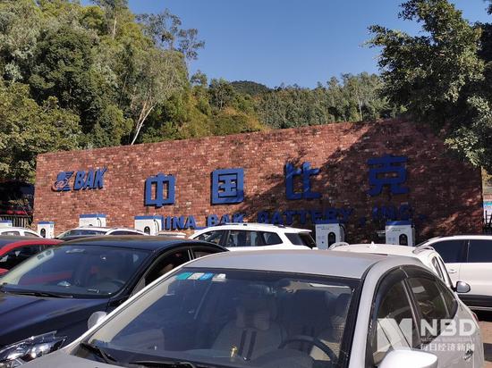 豪利好玩吗_寒冬暖人心 上百件参拍艺术品竞拍 “让爱照亮前程”公益晚会汇聚20万元善款