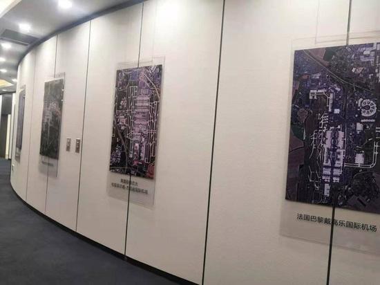 通往指挥大厅走廊里,悬挂有全球各大著名机场的平面规划建设图