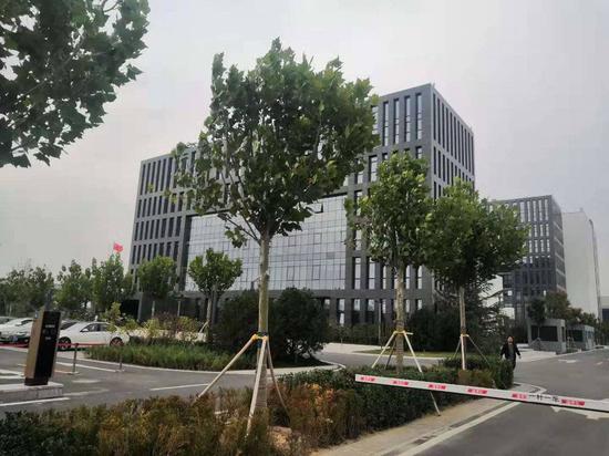 距离机场航站楼大约2公里的AOC与ITC大楼,外表完全普通,而且导航艰难,司机围着航站楼外围转了三圈才找到