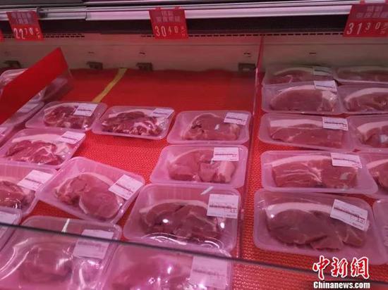  图为北京丰台区一家超市的猪肉区。  谢艺观 摄