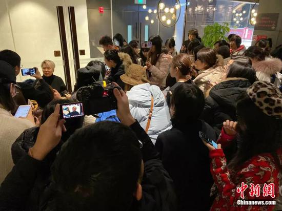 一审结束,徐枣枣接受媒体采访 杨雨奇 摄