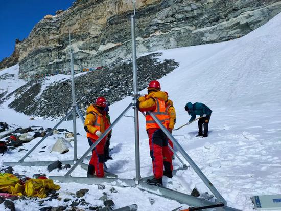 珠峰幕后故事:5g登顶 5.8吨光缆肩扛上山 曾在拉萨进行模拟测试