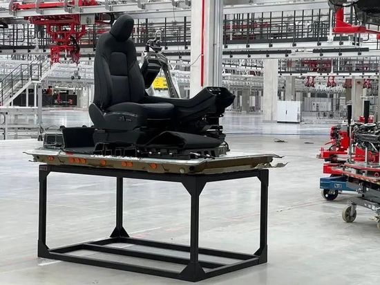 ▲特斯拉座椅直接安装在电池上