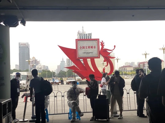 6月14日，唐山火车站外广场上矗立着“全国文明城市”的奖牌。摄影：杨立赟