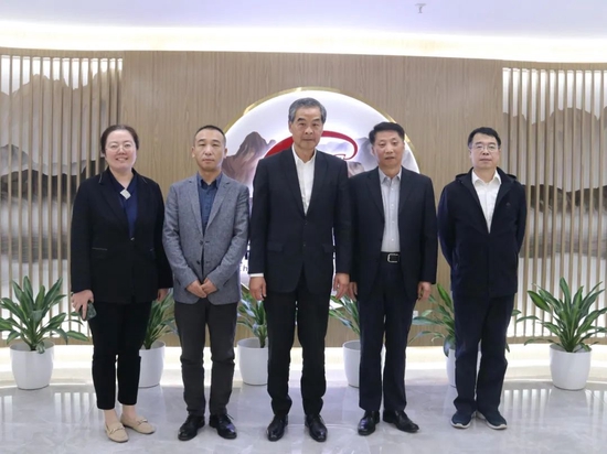 全国政协副主席梁振英一行视察中国酒业协会