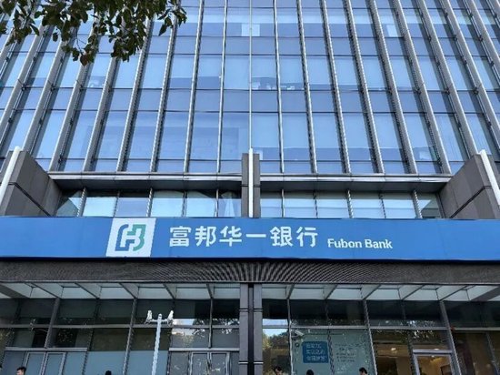美联储加息后,上海多家银行美元存款产品利率突破4%!专家提醒:换汇追求高息者应谨慎决策