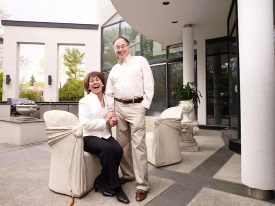 巴里·谢尔曼和他的妻子哈尼