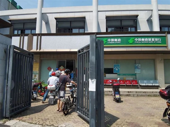 一天只放60个号太难抢!上海多家银行网点排长队,老人无奈:防疫与服务如何两不误?