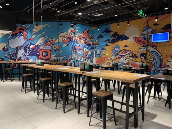 （工作日晚7点，盒马鲜生门店餐饮区域； 　　图源：雪豹财经社）