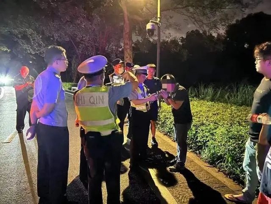 人物|特斯拉“酒驾”车祸 车主称坐副驾车子自己开的：官方公布结果