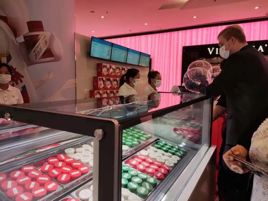 图/茅台冰淇淋北京店柜台 　　来源/燃次元拍摄