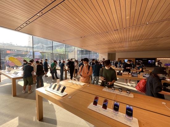 苹果店内展示最新的iPhone 14系列新机。 澎湃新闻记者 秦盛 图