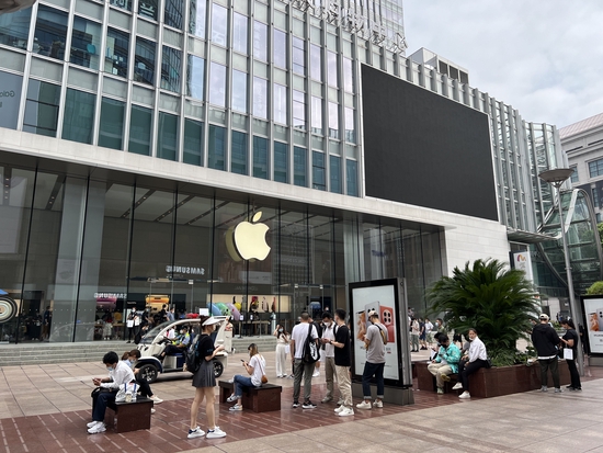 苹果南京东路店门口iPhone 14系列开卖现场。 澎湃新闻记者 周玲 图