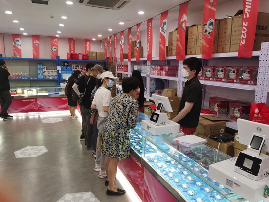 9月28日,在位于王府井大街的北京2022官方特许商品旗舰店,依然有不少顾客前来。新华社记者姬烨 摄