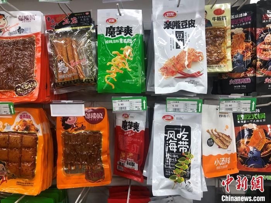 资料图:某超市货架上的卫龙产品。 中新财经 左宇坤 摄