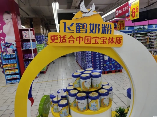 飞鹤婴儿奶粉卖不动了，“奶粉茅”的神话褪色？