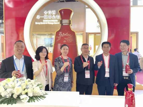 西凤酒亮相第十八届中国国际酒业博览会 董事长张正现身展馆