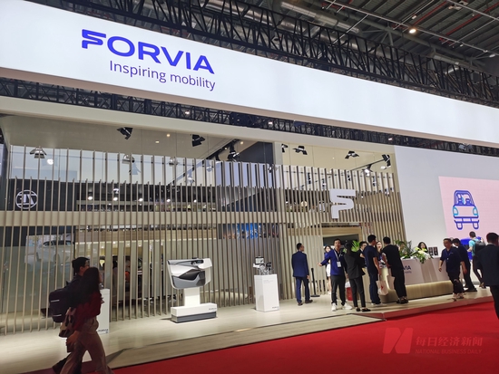 智能座舱成车展“新宠”： 国内市场规模或超千亿，跨域操作系统成未来趋势？