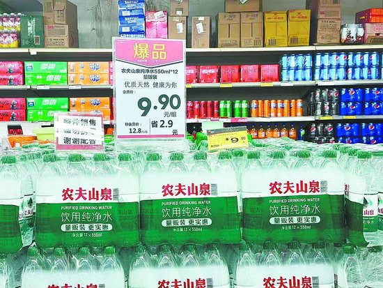 ▲ 在超市饮料区,正在促销的农夫山泉纯净水被摆在显眼位置。