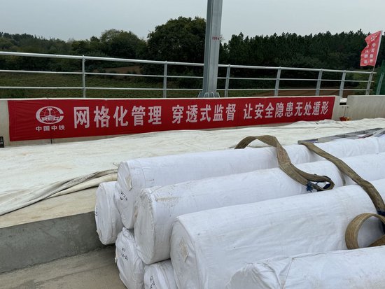 中铁七局施工现场:醒目的宣传标语下,记者发现使用的弹性垫层不合格。记者 程子龙 摄