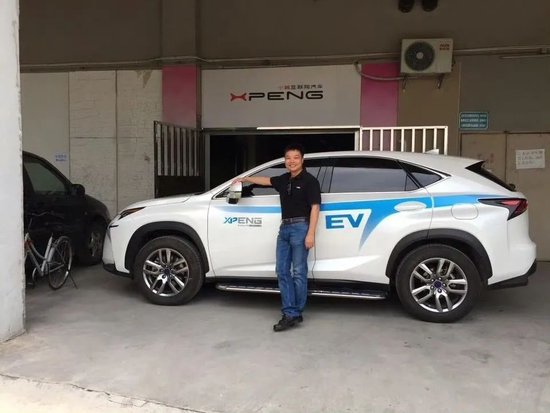 2015 年何小鵬與小鵬第一代試製車合影,兩年後他正式加入小鵬,任董事長、CEO。