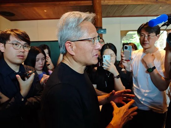 (7月16日下午黄仁勋在北京接受《财经》等媒体采访 摄影/吴俊宇)