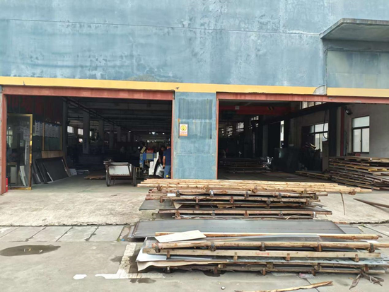 按百度地图导航到达的“奉柘公路921号”附近,是几家不锈钢和五金类企业。央广财经记者 邹煦晨 摄