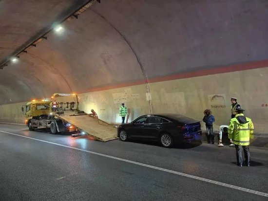 高速上一小车刹车失灵,以115km/h狂奔490公里,开了4个半小时至燃油耗尽!司机要求退车退款,厂家回应