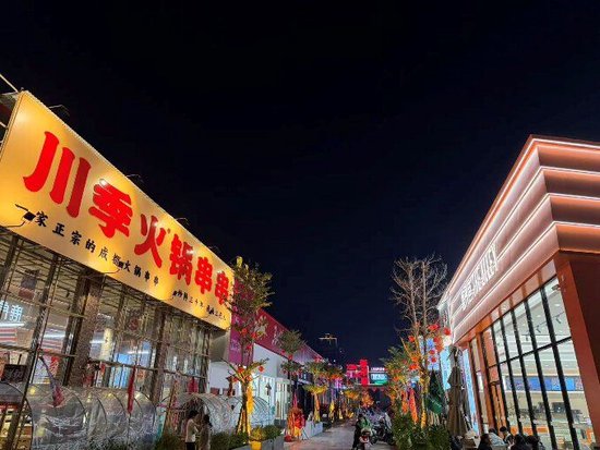 图3：大年二十八夜晚23点仍熙熙攘攘的贵港夜市