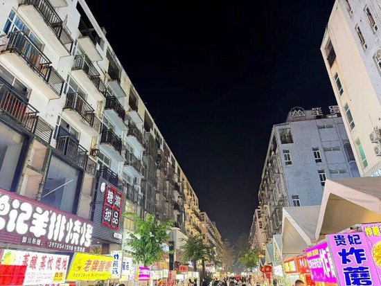 图4：大年二十八夜晚23点仍熙熙攘攘的贵港夜市