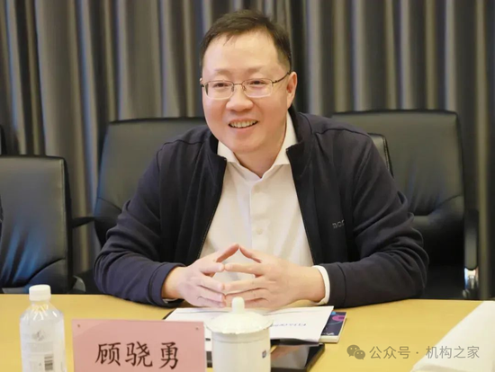 圖中人物係 顧驍勇