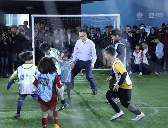 国外小孩踢足球花钱吗,国外小孩踢足球花钱吗知乎