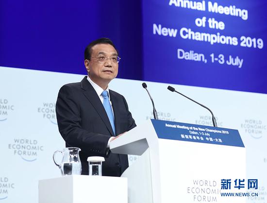 7月2日,国务院总理李克强在大连出席2019年夏季达沃斯论坛开幕式并发表特别致辞。 新华社记者 刘卫兵 摄