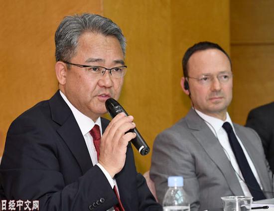 当地时间7日下午,先锋电子社长森谷(左)与霸菱亚洲CEO出席记者会。图源:日经中文网