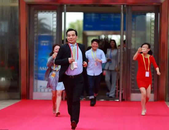 2017年3月25日，博鰲亞洲論壇2017年年會在開幕式前，安邦保險集團原董事長兼CEO吳小暉被媒體記者追逐采訪。?視覺中國