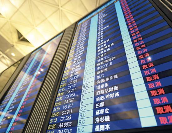 8月12日,香港机场大屏显示的航班状态。图/ 新华