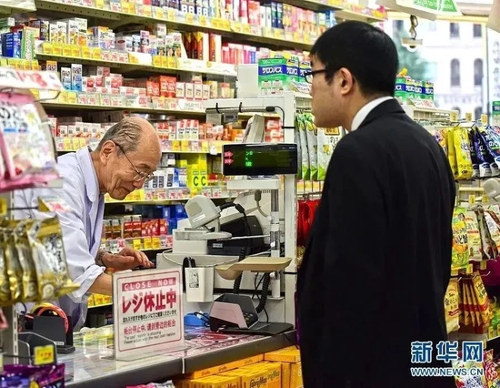 日本东京，在超市工作的老年人