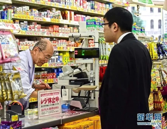 日本东京,在超市工作的老年人
