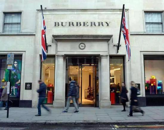 烧毁库存让Burberry陷入“暴殄天物”“不道德”“污染环境”等争议。