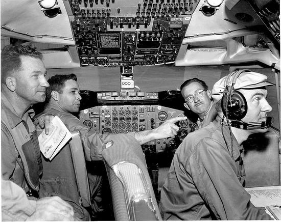 1958年4月15日,联邦航空总署和波音测试机师一起进行波音707飞行测试