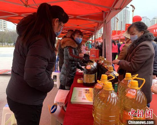 图为市民们正在采购商品。 孙睿 摄