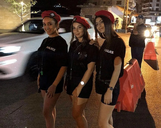 这样装扮的警察小姐姐,全世界恐怕找不到第二个国家有了